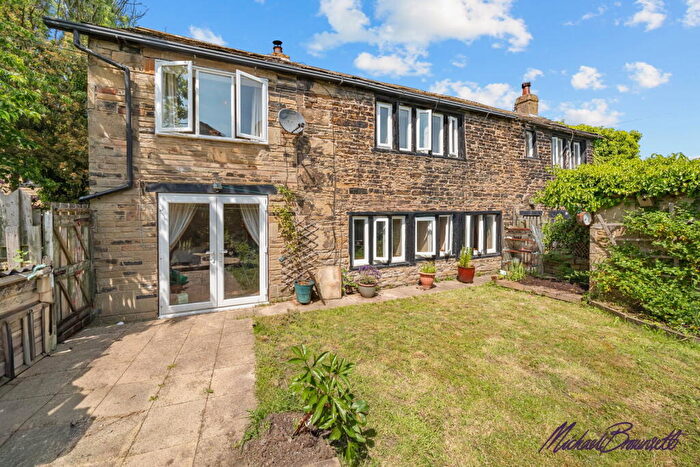 3 Bedroom Cottage For Sale In Paradise Fold, Bradford, BD7