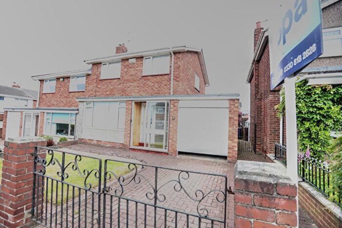 3 Bedroom Semi Detached House For Sale In The Close, Blaydon-on-tyne, NE21
