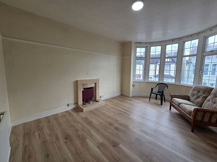 2 Bedroom Flat To Rent In Cotswold Road, Westcliff-On-Sea, SS0