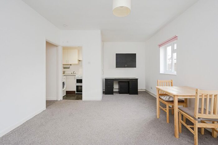 1 Bedroom Bungalow To Rent In Russell Road, Wimbledon, London, SW19