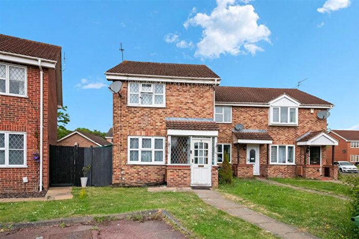 2 Bedroom Link Detached House For Sale In Paddington Close, Hayes, UB4