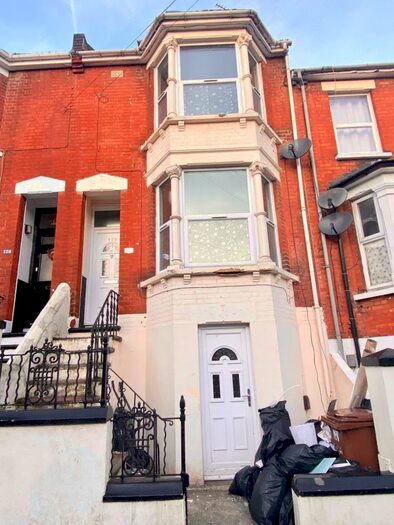 6 Bedroom Terraced House To Rent In Rochester Street, Chatham, ME4