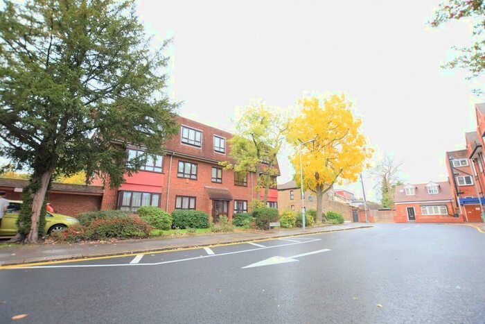 2 Bedroom Apartment To Rent In Park Avenue, Ilford, IG1