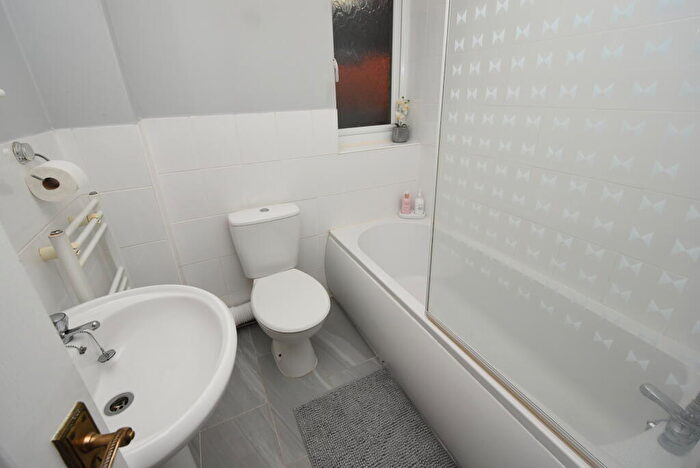 1 Bedroom Bungalow For Sale In Landsburg Road, Canvey Island, Essex, SS8