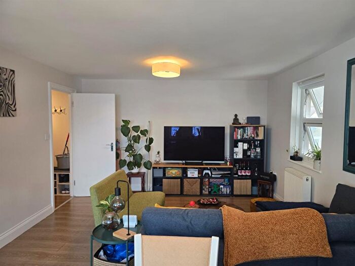 1 Bedroom Flat To Rent In Askew Road, London, W12