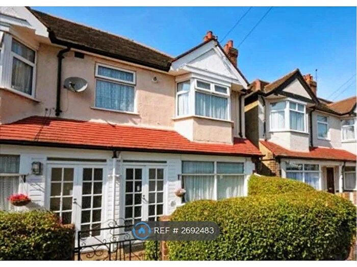 4 Bedroom Maisonette To Rent In Rialto Road, Mitcham, CR4