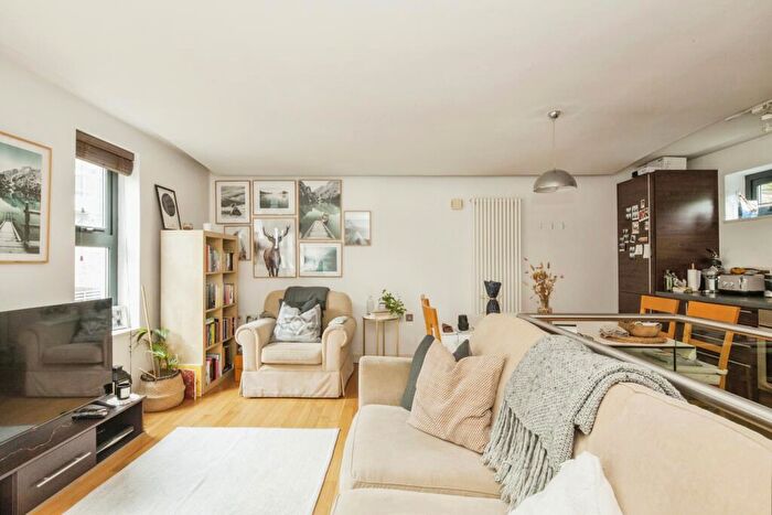 1 Bedroom Flat To Rent In Marmion Mews, London, SW11