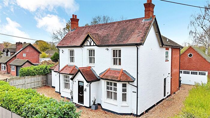 5 Bedroom Detached House For Sale In Eversley Road, Yateley, Hampshire, GU46