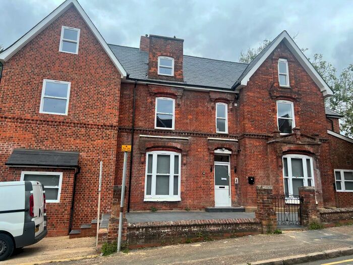 3 Bedroom Apartment To Rent In High Wycombe, Buckinghamshire, HP13