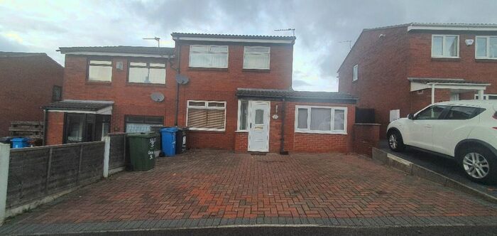 3 Bedroom Semi-Detached House To Rent In Crompton Street, Oldham, OL1