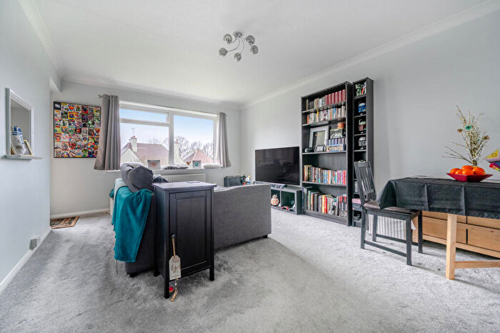 2 Bedroom Flat For Sale In Athenaeum Road, Whetstone, N20