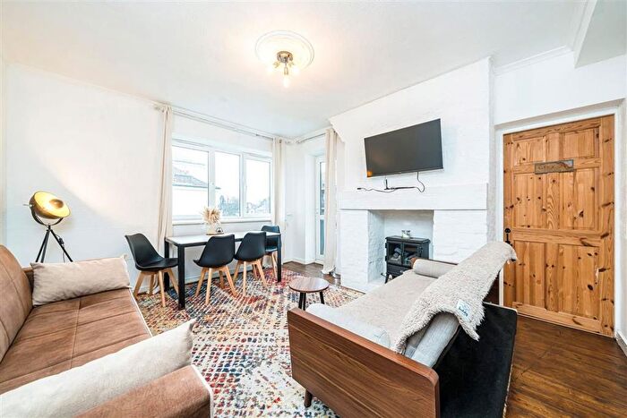 3 Bedroom Flat For Sale In Blackwall Lane, Greenwich, SE10