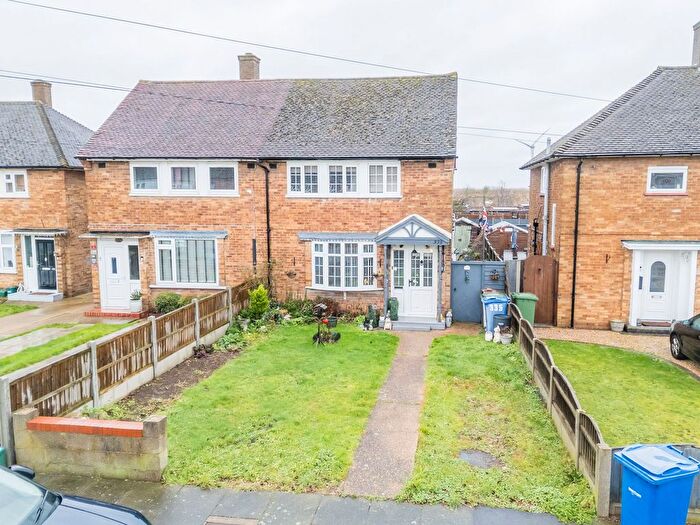 3 Bedroom Semi-Detached House For Sale In Daiglen Drive, South Ockendon, RM15