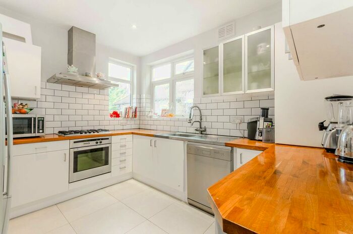 3 Bedroom Flat To Rent In Brownlow Road, Harringay, London, N11