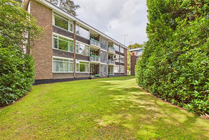 2 Bedroom Apartment For Sale In Birch Court, Birchside, Crowthorne, Berkshire, RG45