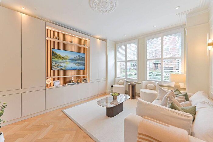 2 Bedroom Flat For Sale In Cambridge Road, Battersea Park, London, SW11