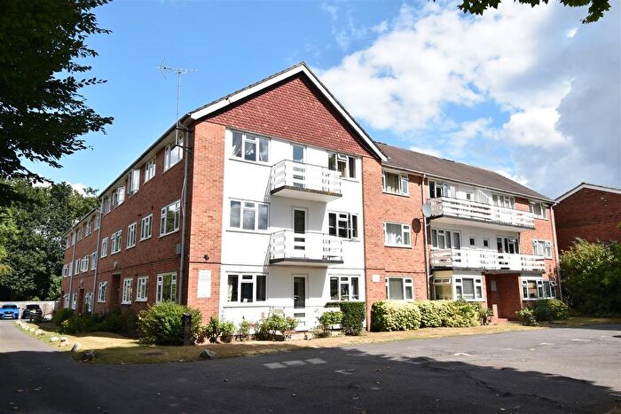 1 Bedroom Flat To Rent In Lovelace Gardens, Surbiton, KT6