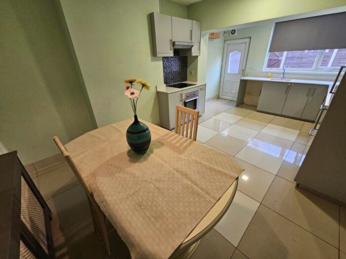 3 Bedroom House To Rent In Foster Street, Stairfoot, S70