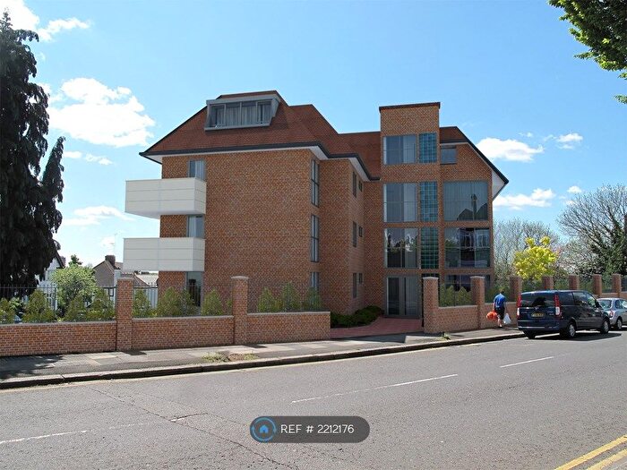 3 Bedroom Flat To Rent In White Lodge, London, NW11