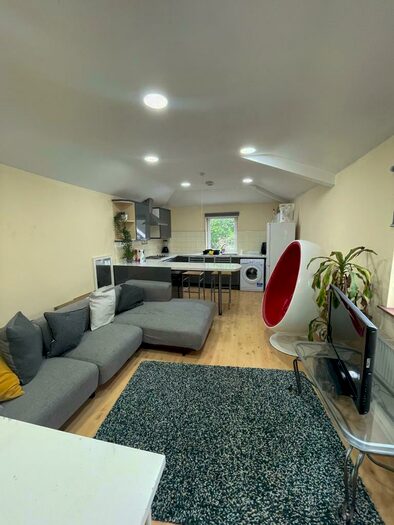 3 Bedroom Flat To Rent In Stacey Road, Cardiff, CF24