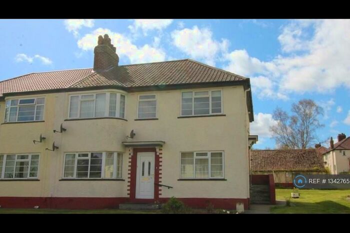 2 Bedroom Flat To Rent In Rothbury Gardens, Leeds, LS16