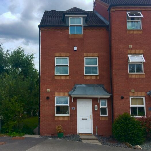 4 Bedroom Town House To Rent In Dunsil Close, Mansfield, NG19