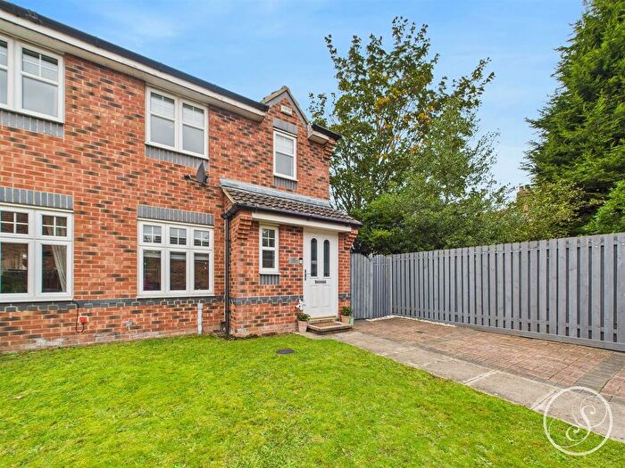 Semi-detached House For Sale In Middleham Moor, Leeds, LS10