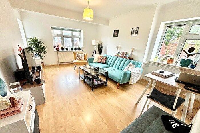 2 Bedroom Flat To Rent In Audley Court, London, E18