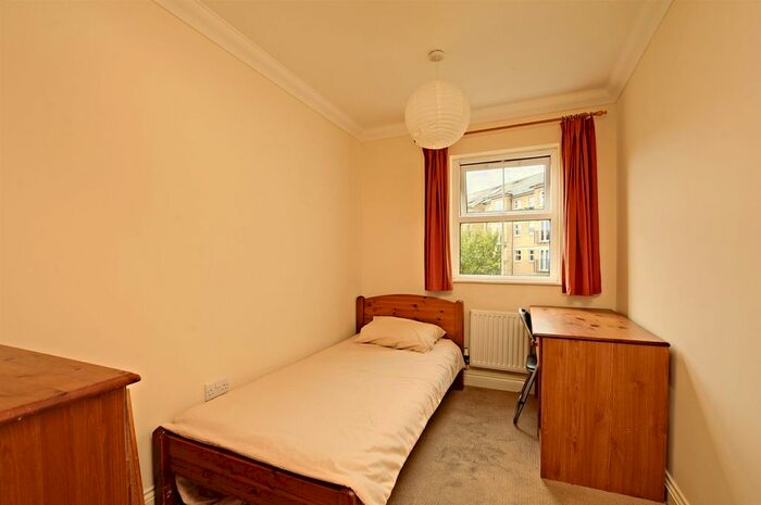 3 Bedroom Flat To Rent In Venneit Close, Oxford, OX1