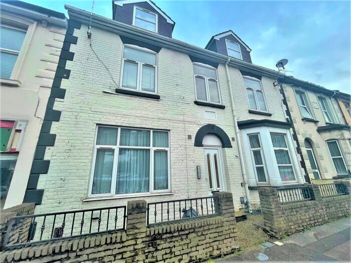 2 Bedroom Flat To Rent In A Canterbury Street, Gillingham, Kent, ME7