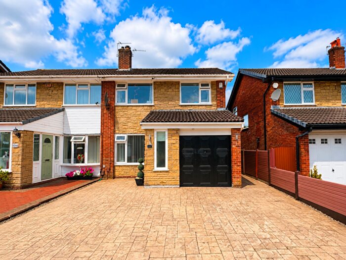 3 Bedroom Semi-Detached House For Sale In Bank Side, Westhoughton, BL5
