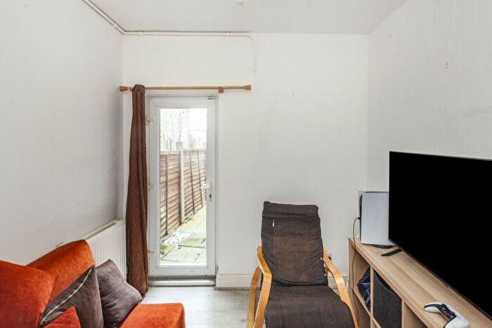 2 Bedroom Flat To Rent In Albany Road Camberwell, SE5