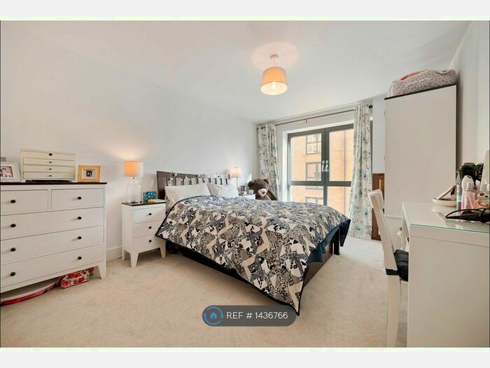 2 Bedroom Flat To Rent In Knightley Walk, London, SW18