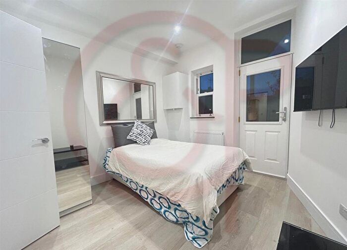 Studio To Rent In York Road, Acton, W3