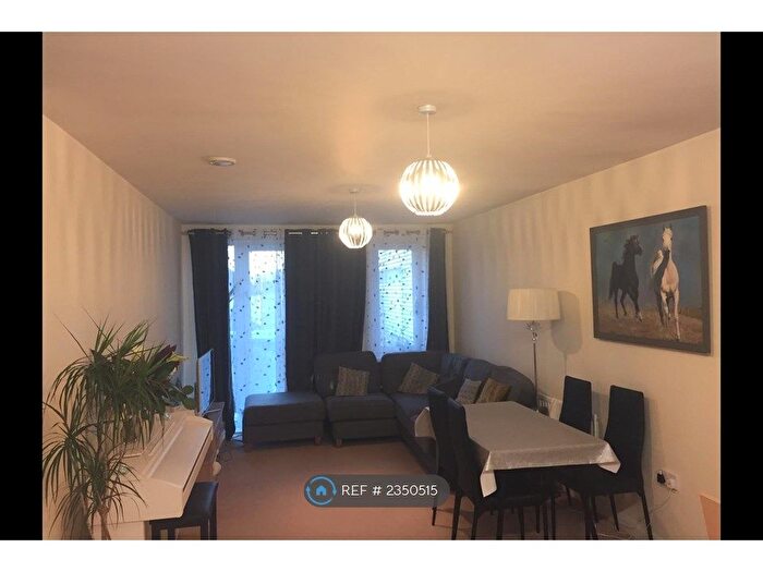 2 Bedroom Flat To Rent In Queen Marys Avenue, Watford, WD18