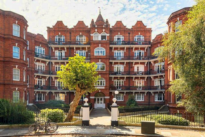 3 Bedroom Flat To Rent In Queens Club Gardens, Barons Court, London, W14