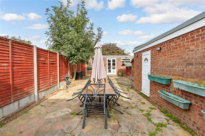 3 Bedroom Semi-detached House For Sale In The Silvers, Broadstairs, Kent, CT10