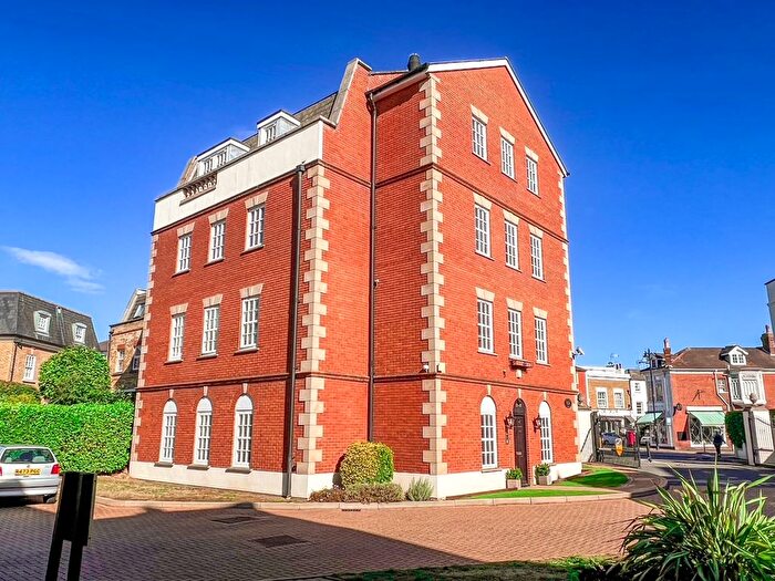 2 Bedroom Flat For Sale In Queens Reach, East Molesey, KT8