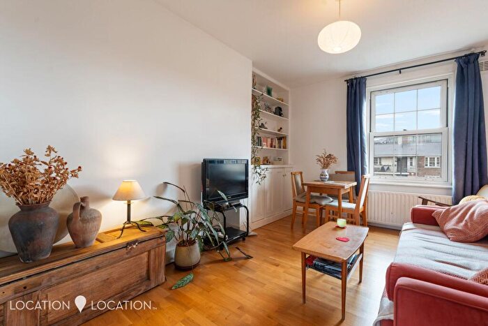 2 Bedroom Flat For Sale In Gibson Gardens, London, N16