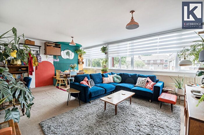 3 Bedroom Flat For Sale In Kingston Road, Epsom, KT17