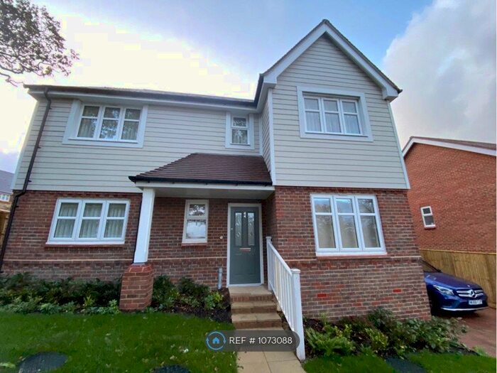 4 Bedroom Detached House To Rent In Consort Drive, Leatherhead, KT22