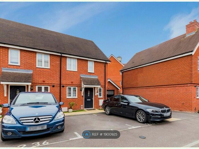 2 Bedroom End Of Terrace House To Rent In Bignall Avenue, Horley, RH6