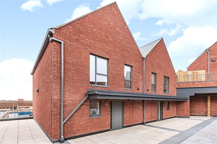 3 Bedroom Flat For Sale In Elms Walk, Wokingham, RG40