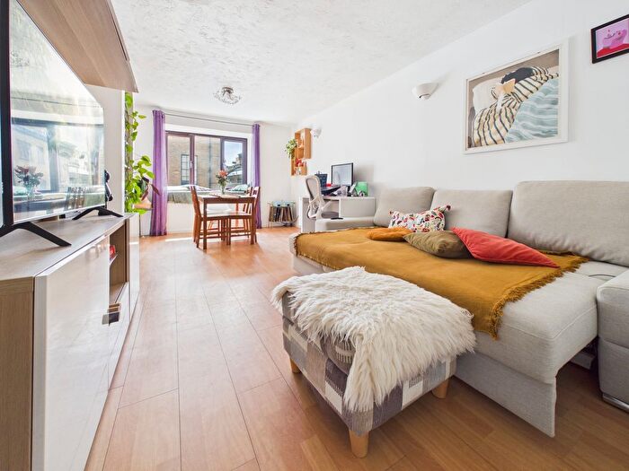 2 Bedroom Flat For Sale In Transom Square, London, E14