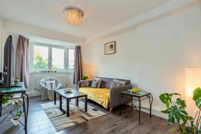 3 Bedroom Flat To Rent In Upper Richmond Road, Putney, London, SW15