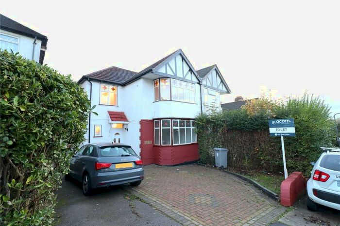 3 Bedroom Semi-Detached House To Rent In Oak Tree Dell, London, NW9