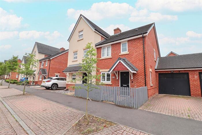 3 Bedroom Semi-Detached House For Sale In Thompson Way, Farnborough, GU14
