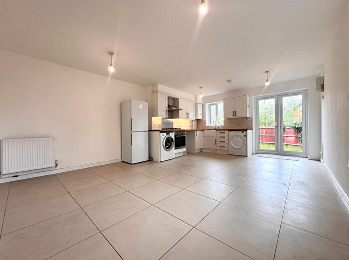 4 Bedroom End Of Terrace House To Rent In Foxmead Close, Enfield, EN2