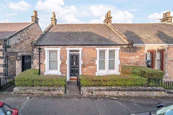 3 Bedroom Semi-Detached Bungalow For Sale In Balsusney Road, Kirkcaldy, KY2