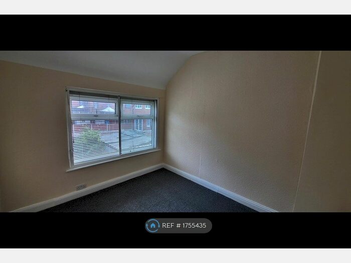 3 Bedroom Semi-Detached House To Rent In Stirling Road, Chadderton, Oldham, OL9